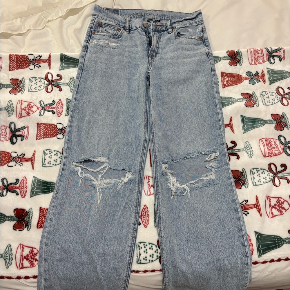 American Eagle Strigid Ripped Mom Jeans